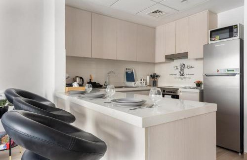 Abu Dhabi Apartment | Family-Friendly Apartment with Sunrise Views & Free Parking