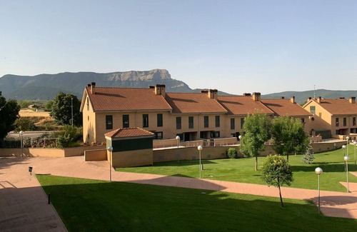 Jaca Apartment | Family-Friendly Apartment with Pool, Balcony, and Parking in Jaca