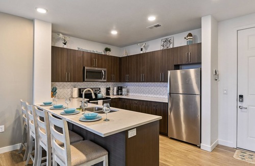 Draper Apartment | Family Friendly Beach Theme with Hot Tub!