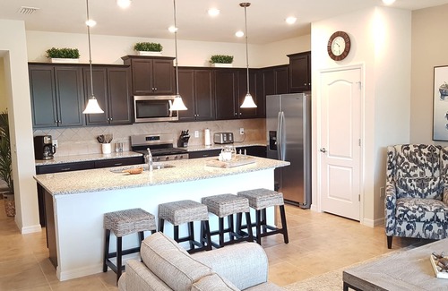 Loughman House | 🌞 Family friendly, beautifully decorated, 2 min walk to resort pool facilities!