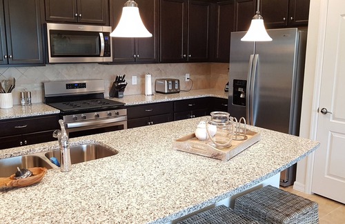 Loughman House | 🌞 Family friendly, beautifully decorated, 2 min walk to resort pool facilities!