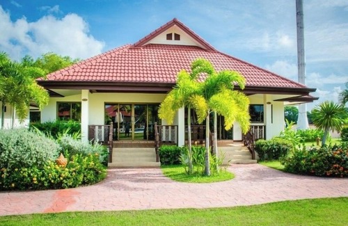 Rayong Cabin | Family-friendly | Boule court | WiFi | Gym