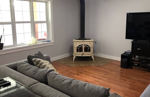 Christina Lake House | Family friendly, washer/dryer, cable tv, wifi, pool table, ping pong table