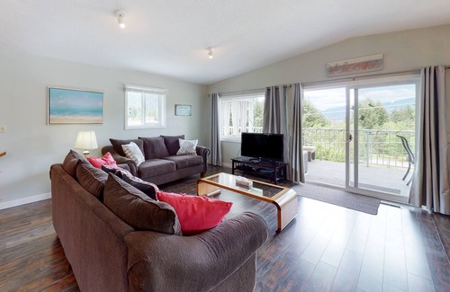 Christina Lake House | Family friendly lake home w/ full kitchen, a large yard, & furnished deck