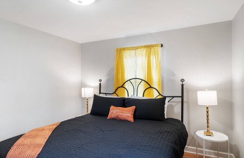 Shawnee House | *Family Friendly* Close to shops, restaurants and I-35