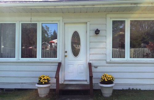 Georgina Cottage | Family-Friendly Cottage on Lake Simcoe with Private Shared Beach Access