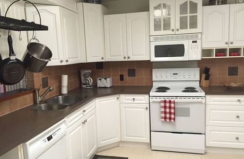 Sylvan Lake Cottage | Family Friendly - Dual Suite Cottage in Sylvan Lake