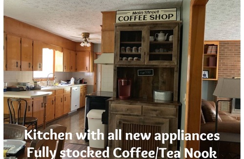 Woodlawn House | Family friendly Farm, Mnt sunsets, private, central to BR Parkway & much more!