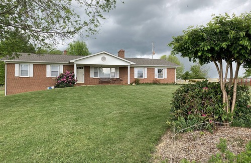Woodlawn House | Family friendly Farm, Mnt sunsets, private, central to BR Parkway & much more!