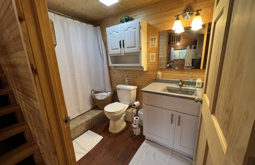 Annapolis Cabin | Family friendly getaway to unplug, and see all of the worlds largest attractions
