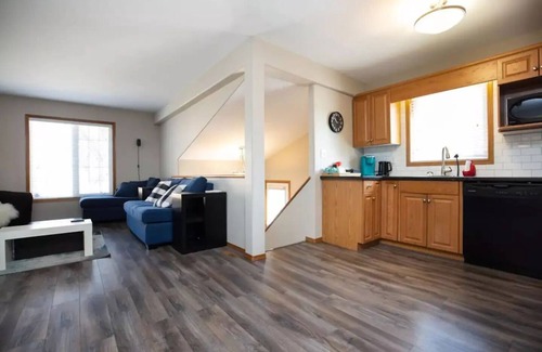 Winnipeg House | Family-Friendly Haven in Trendy South Osborne: 5-Star Comfort and Convenience!