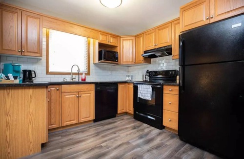 Winnipeg House | Family-Friendly Haven in Trendy South Osborne: 5-Star Comfort and Convenience!