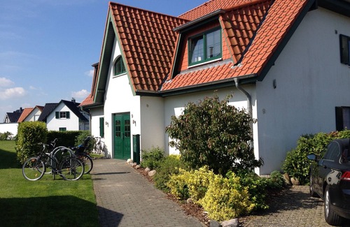Dassow Apartment | Family-friendly holiday home with view to the Baltic Sea, by the beach