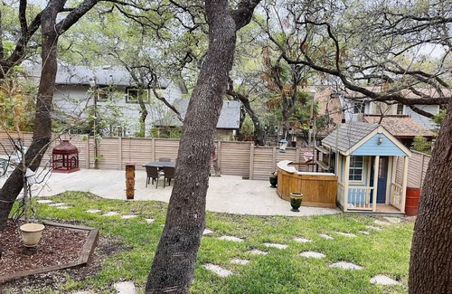 Vance Jackson House | Family Friendly Home in Charter Oaks
