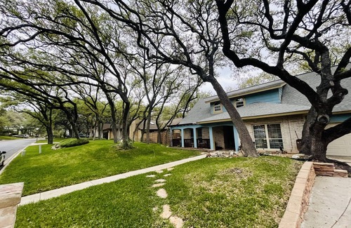 Vance Jackson House | Family Friendly Home in Charter Oaks