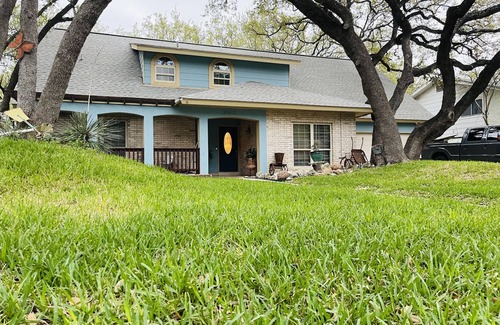 Vance Jackson House | Family Friendly Home in Charter Oaks