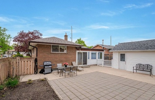 Brampton House | Family - friendly home .5 minutes to northwood park