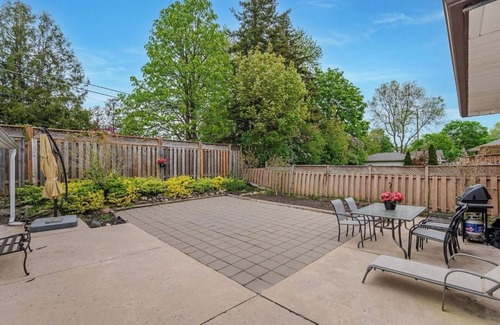Brampton House | Family - friendly home .5 minutes to northwood park