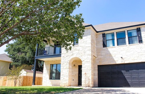 Georgetown House | Family Friendly Home near DWTN ATX w Cozy Backyard