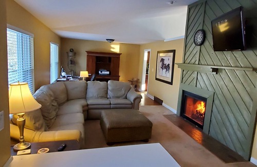 Lexington House | Family friendly house in quiet neighborhood. Close to everything!