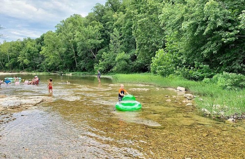 Bull Creek House | Family Friendly Jayco Flight with Creek Access