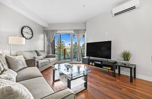 Central Okanagan Apartment | Family-friendly lake view Luxury condo with AC, pool, Hot tub, near winery and shopping center