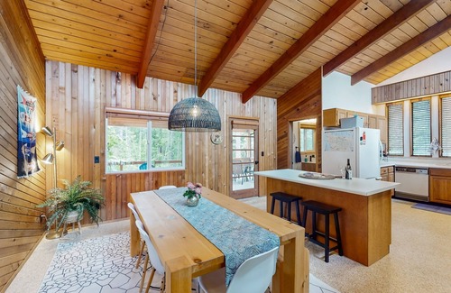 Hoodsport House | Family-friendly lakefront home with gas bbq, wifi and covered deck