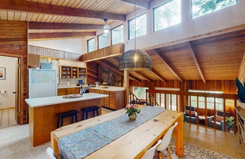 Hoodsport House | Family-friendly lakefront home with gas bbq, wifi and covered deck