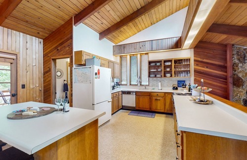 Hoodsport House | Family-friendly lakefront home with gas bbq, wifi and covered deck