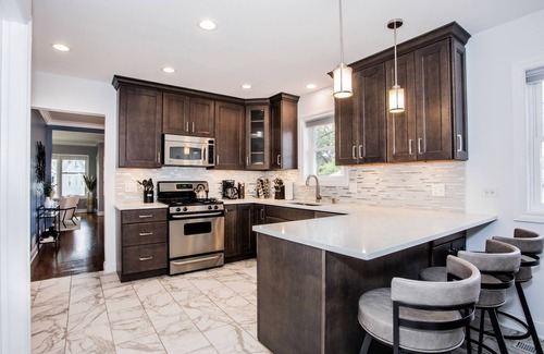 Jefferson Park House | Family Friendly, Lovely 6 Bd Retreat w/Game Room, Back Deck & Bar