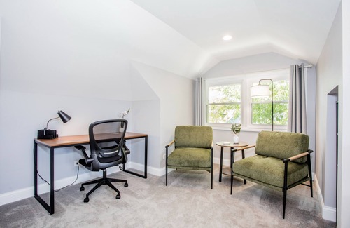 Jefferson Park House | Family Friendly, Lovely 6 Bd Retreat w/Game Room, Back Deck & Bar
