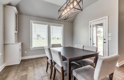 Edmond House | Family-Friendly Luxury- 5BR Home near Woodlands