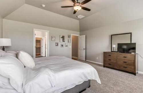 Edmond House | Family-Friendly Luxury- 5BR Home near Woodlands