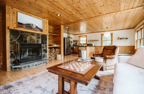 Bethel Cabin | Family-friendly, Luxury Log Cabin Nestled in the Woods - 10 Mins to Sunday River