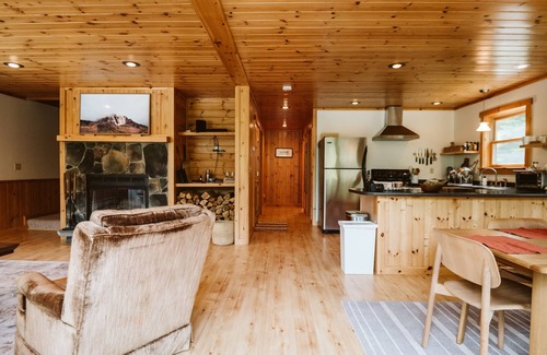 Bethel Cabin | Family-friendly, Luxury Log Cabin Nestled in the Woods - 10 Mins to Sunday River