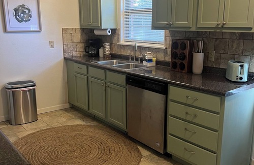 Texarkana House | Family Friendly Mid Century Home in the heart of Texarkana TX