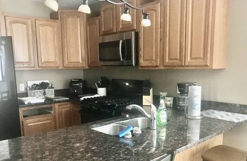 St. Louis House | Family-friendly near Hospitals w KING bed Large 3 Bedroom Beautiful and Inviting