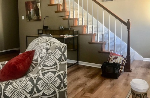 St. Louis House | Family-friendly near Hospitals w KING bed Large 3 Bedroom Beautiful and Inviting