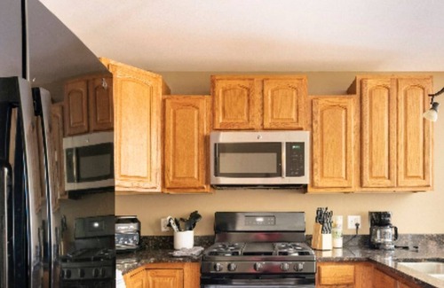 St. Louis House | Family-friendly near Hospitals w KING bed Large 3 Bedroom Beautiful and Inviting