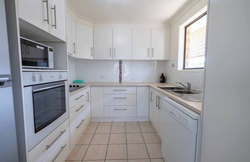 Ashmore House | Family-Friendly Oasis with Pool, Near Beaches & Theme Parks