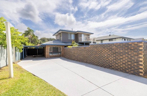 Ashmore House | Family-Friendly Oasis with Pool, Near Beaches & Theme Parks