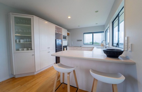 Howick House | Family Friendly Oceanview Howick Home - Pets+