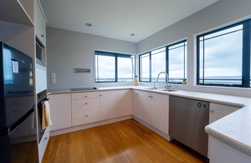 Howick House | Family Friendly Oceanview Howick Home - Pets+