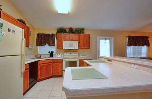 Greater Groves House | FAMILY FRIENDLY POOL HOME, OVERSIZED DECK, NO REAR NEIGHBORS, BBQ GRILL!!!