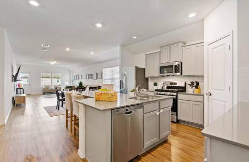 Hutto House | Family Friendly - Private - Spacious - Modern - Pool