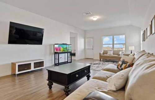 Hutto House | Family Friendly - Private - Spacious - Modern - Pool