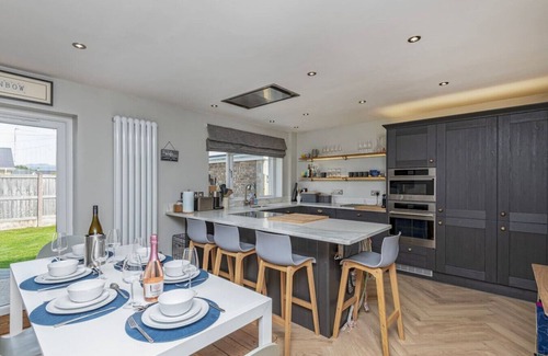 Morfa Bychan House | Family-Friendly Retreat between Beach & Mountains