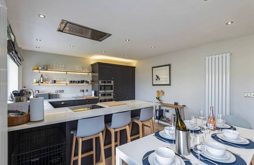 Morfa Bychan House | Family-Friendly Retreat between Beach & Mountains