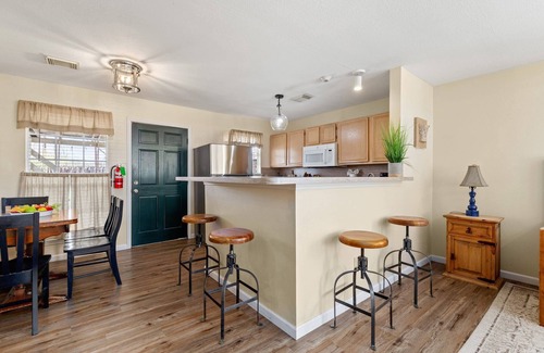New Braunfels House | Family-Friendly Ranch House – Dog Friendly King Suite, Full Kitchen with Back Patio & Outdoor Space