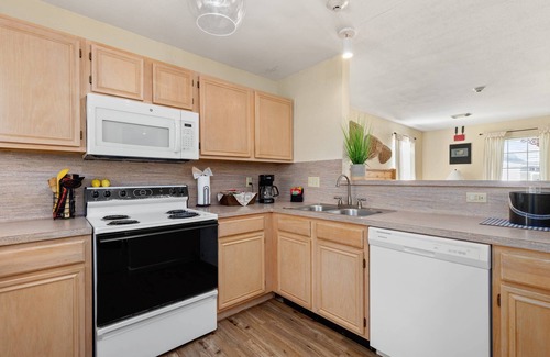 New Braunfels House | Family-Friendly Ranch House – Dog Friendly King Suite, Full Kitchen with Back Patio & Outdoor Space
